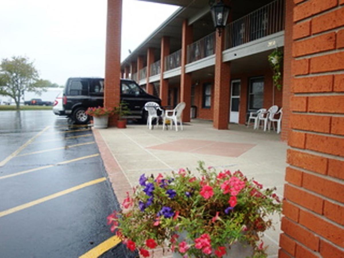 Travel Inn & Suites Frankfort Exterior photo